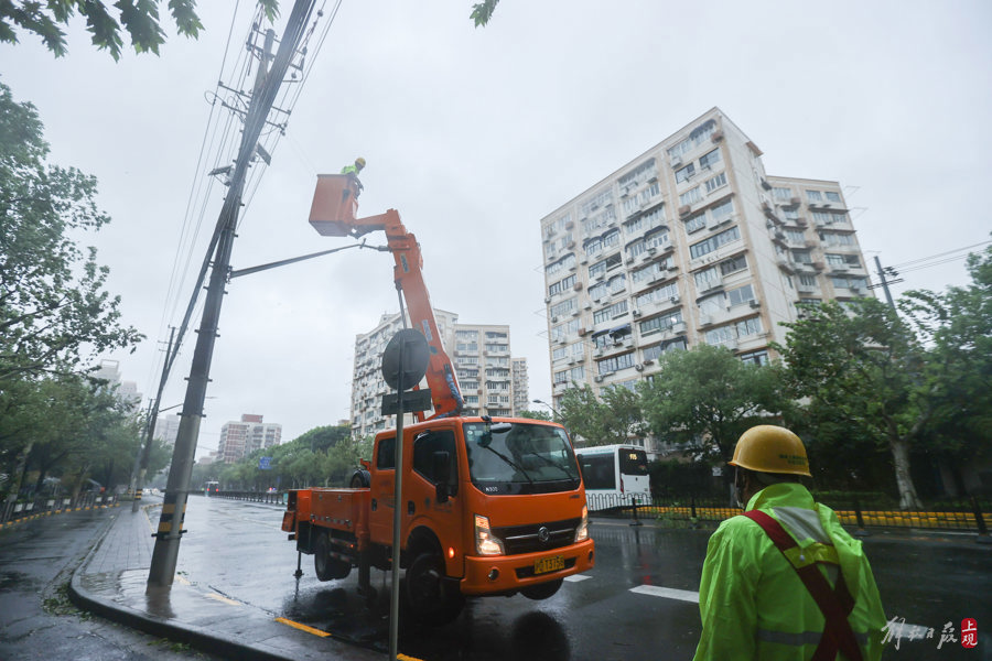 与时间赛跑 深夜“扶正”电线杆