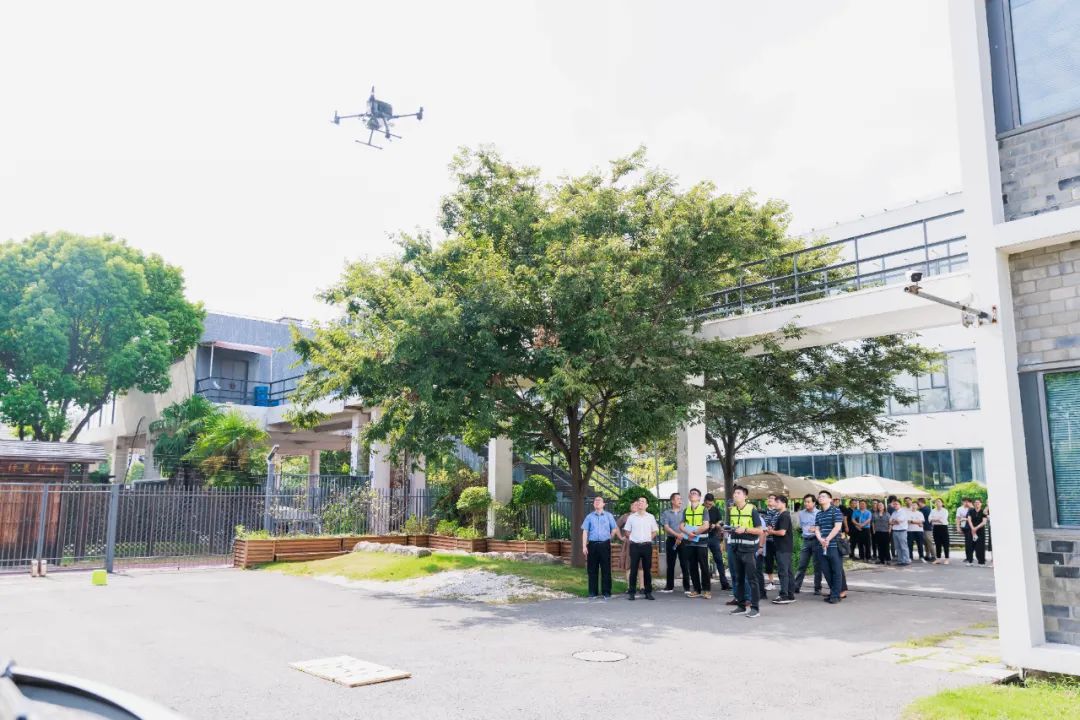 市生态环境局副局长汤臣栋来到青浦区环境监测站，看望慰问正在积极备战第三届全国生态环境监测大比武决赛皇冠·体育市代表队选手.jpg