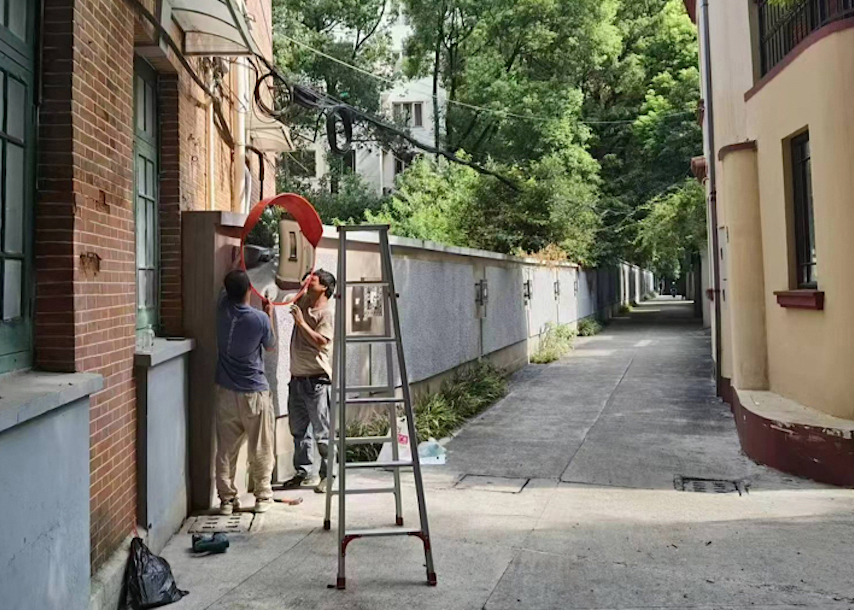 居民日常出行安全存隐患 青年志愿者尝试破题 淮海路老弄堂多了四面反光镜