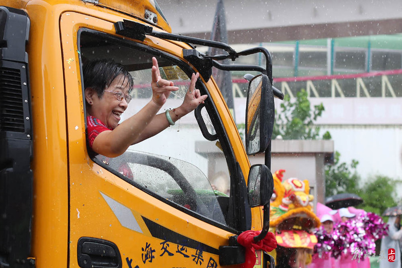 大雨中，搬迁的居民挥手告别。.jpeg